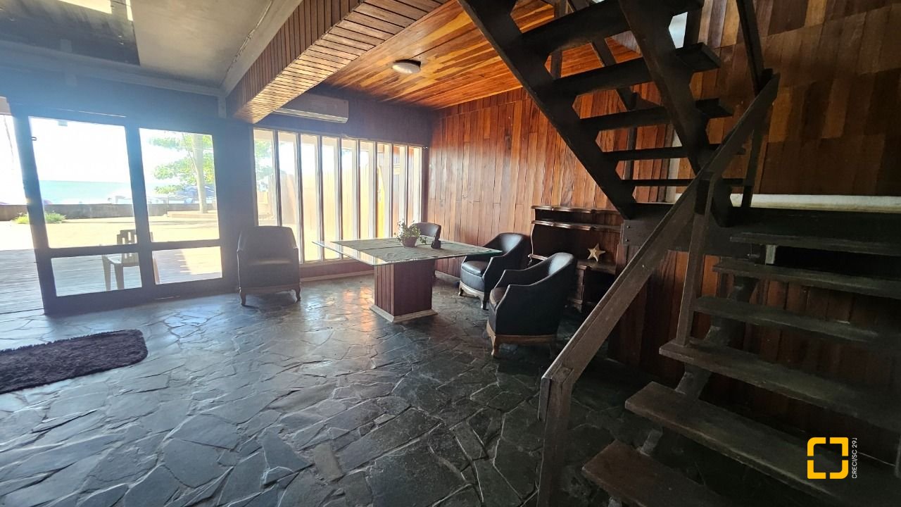 Casa com 315m², 6 quartos (sendo 2 suítes), 2 garagens, no bairro Cachoeira do Bom Jesus em Florianópolis