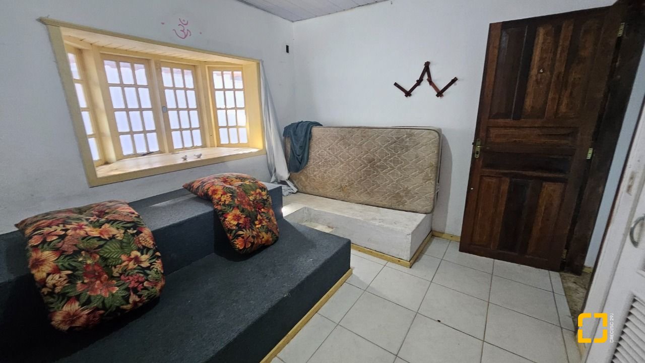 Casa com 315m², 6 quartos (sendo 2 suítes), 2 garagens, no bairro Cachoeira do Bom Jesus em Florianópolis