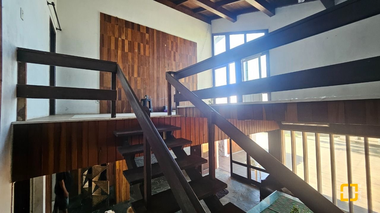Casa com 315m², 6 quartos (sendo 2 suítes), 2 garagens, no bairro Cachoeira do Bom Jesus em Florianópolis