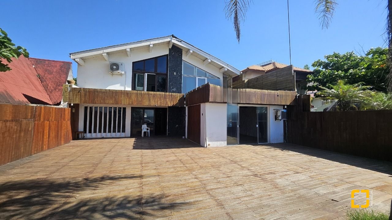 Casa com 315m², 6 quartos (sendo 2 suítes), 2 garagens, no bairro Cachoeira do Bom Jesus em Florianópolis