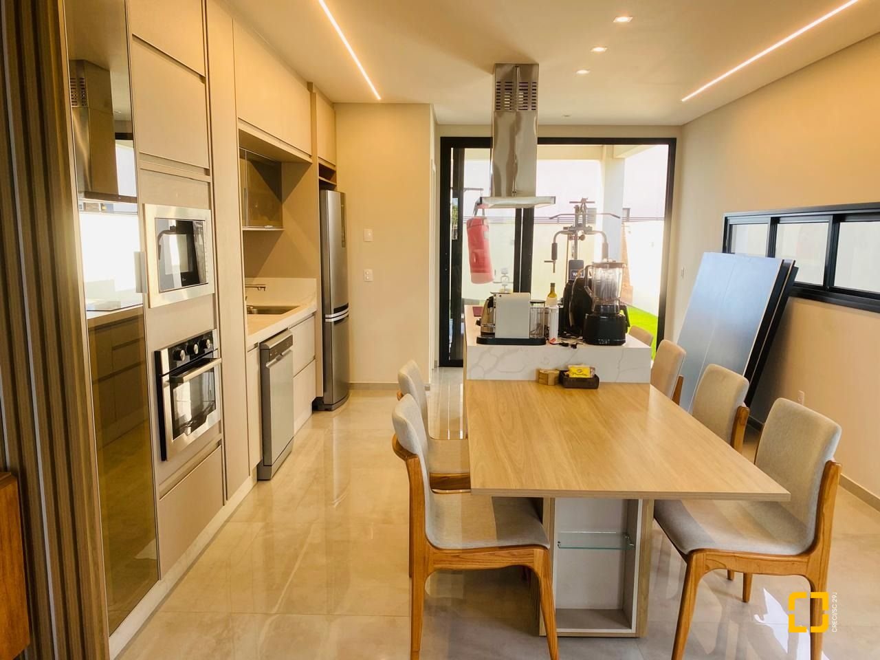 Casa com 160m², 4 quartos (sendo 1 suíte), 2 garagens, no bairro Campeche em Florianópolis