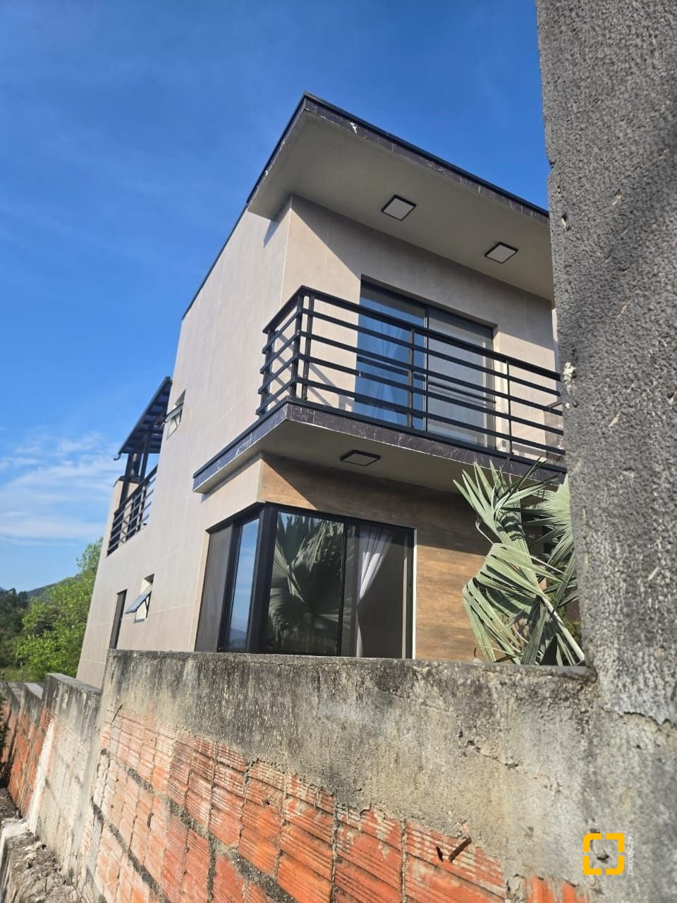 Casa com 195m², 3 quartos (sendo 2 suítes), 2 garagens, no bairro Areias do Meio em Governador Celso Ramos
