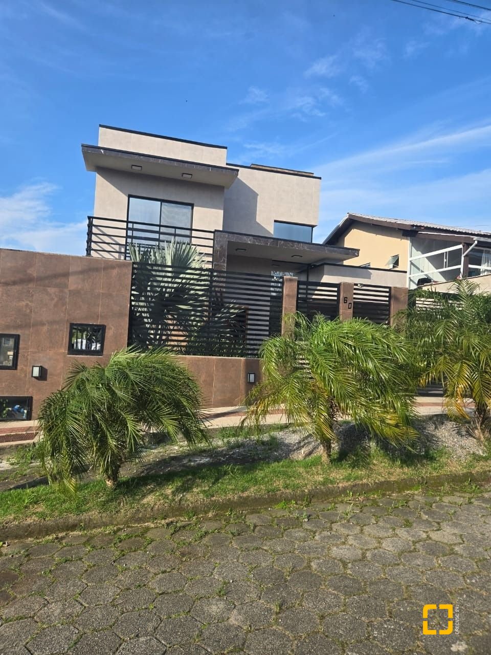 Casa com 195m², 3 quartos (sendo 2 suítes), 2 garagens, no bairro Areias do Meio em Governador Celso Ramos