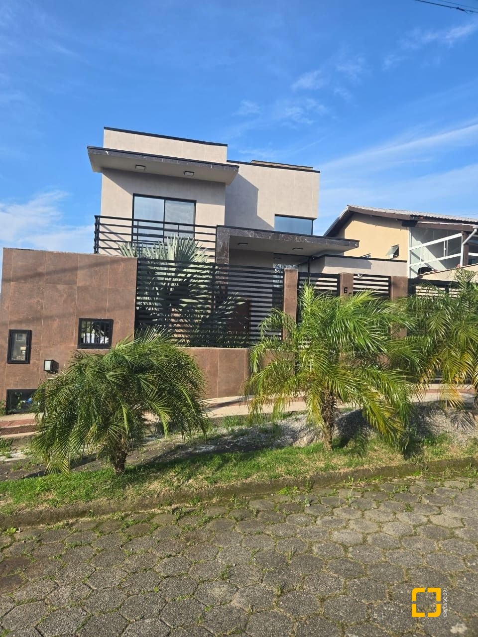 Casa com 195m², 3 quartos (sendo 2 suítes), 2 garagens, no bairro Areias do Meio em Governador Celso Ramos