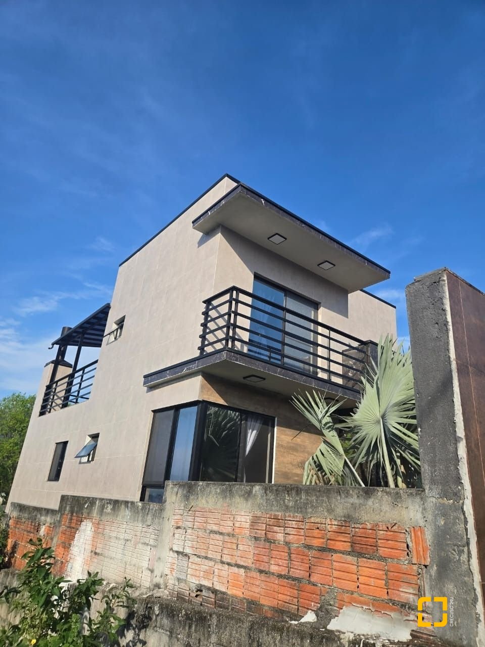 Casa com 195m², 3 quartos (sendo 2 suítes), 2 garagens, no bairro Areias do Meio em Governador Celso Ramos