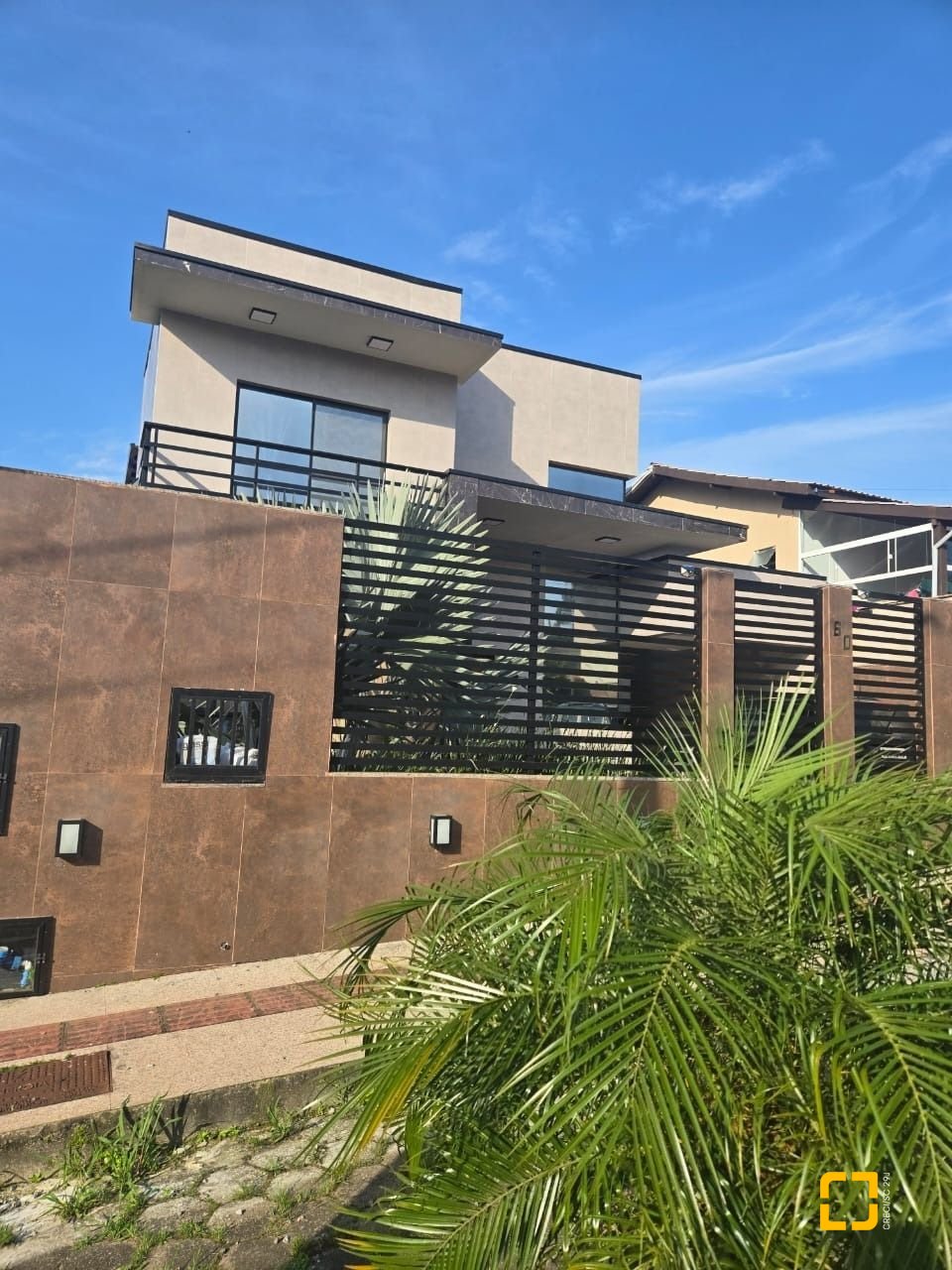 Casa com 195m², 3 quartos (sendo 2 suítes), 2 garagens, no bairro Areias do Meio em Governador Celso Ramos