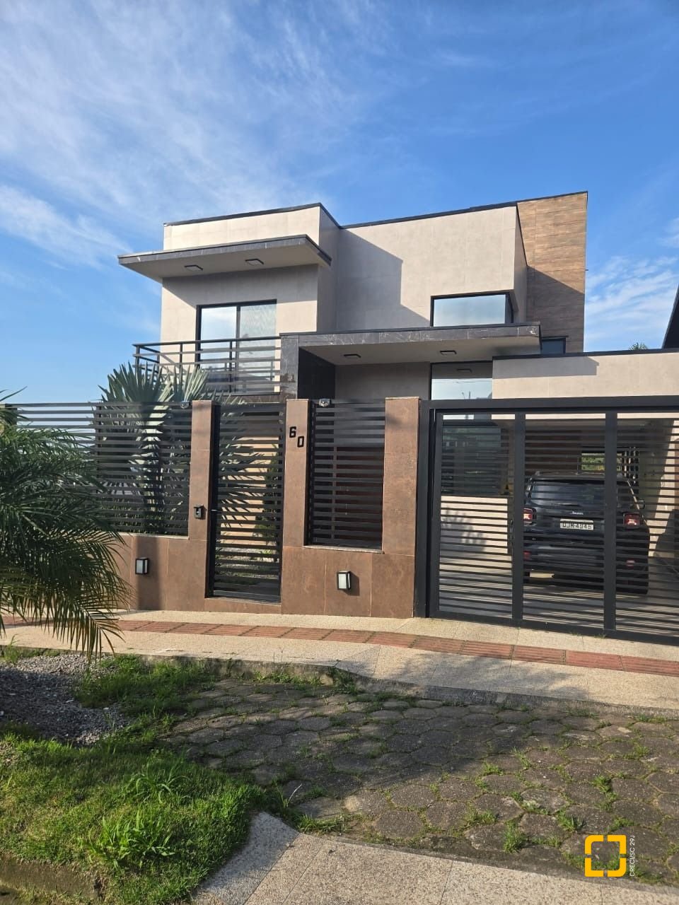 Casa com 195m², 3 quartos (sendo 2 suítes), 2 garagens, no bairro Areias do Meio em Governador Celso Ramos