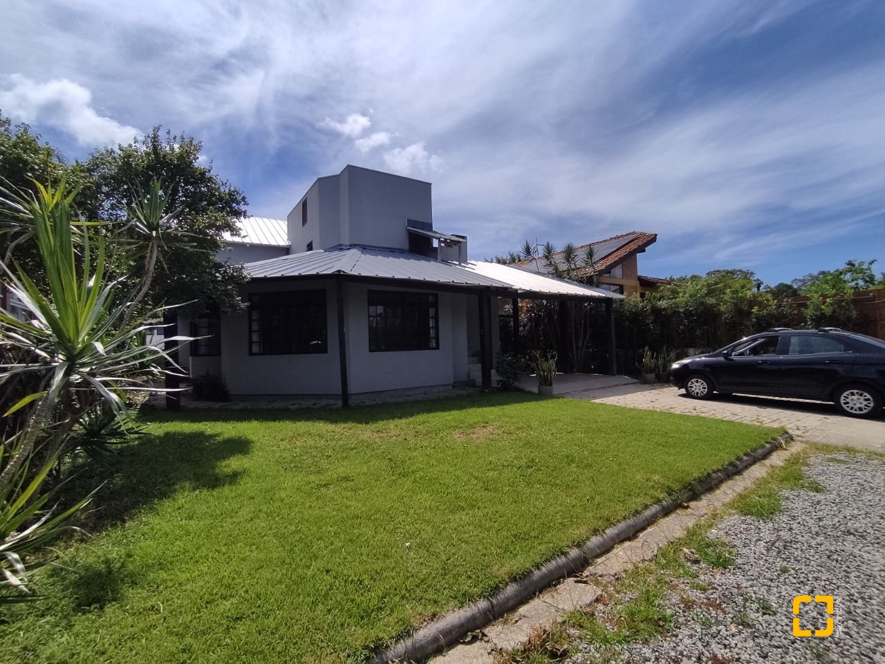 Casa com 257m², 7 quartos (sendo 2 suítes), 2 garagens, no bairro Cachoeira do Bom Jesus em Florianópolis