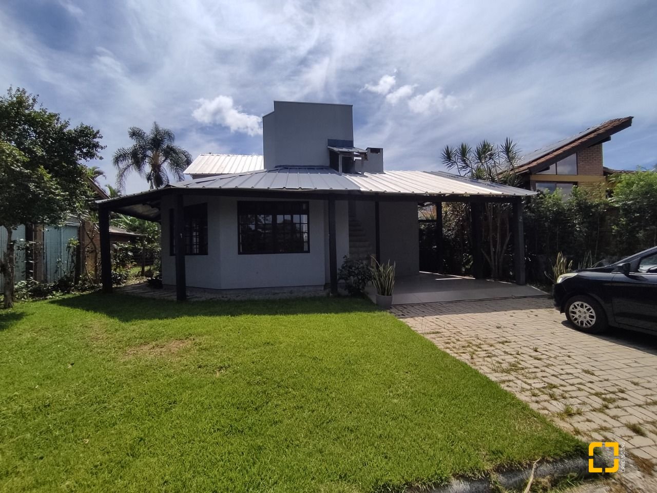 Casa com 257m², 7 quartos (sendo 2 suítes), 2 garagens, no bairro Cachoeira do Bom Jesus em Florianópolis