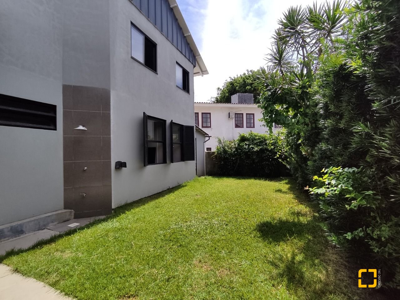 Casa com 257m², 7 quartos (sendo 2 suítes), 2 garagens, no bairro Cachoeira do Bom Jesus em Florianópolis