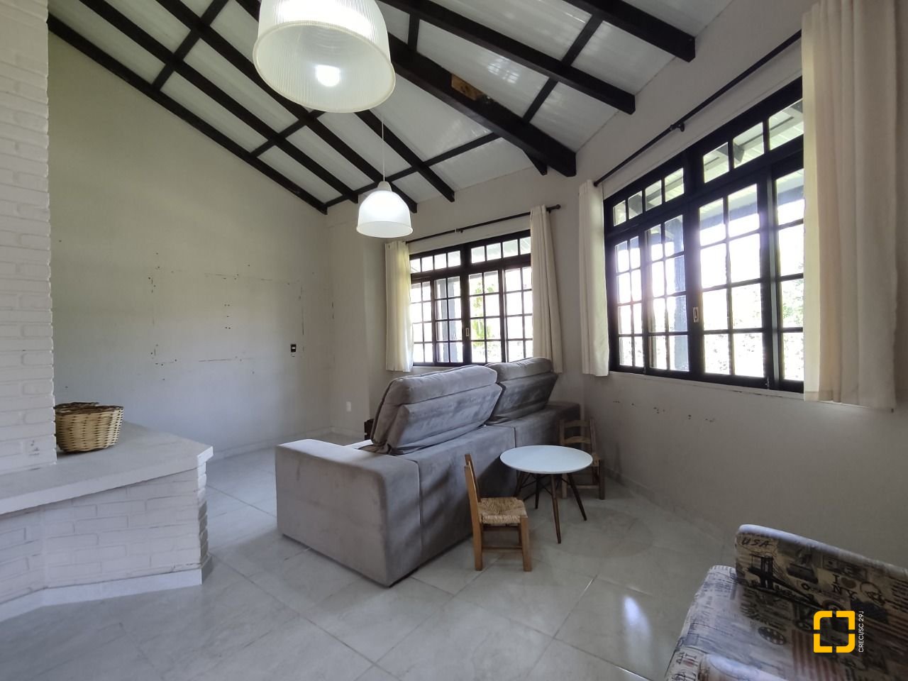 Casa com 257m², 7 quartos (sendo 2 suítes), 2 garagens, no bairro Cachoeira do Bom Jesus em Florianópolis