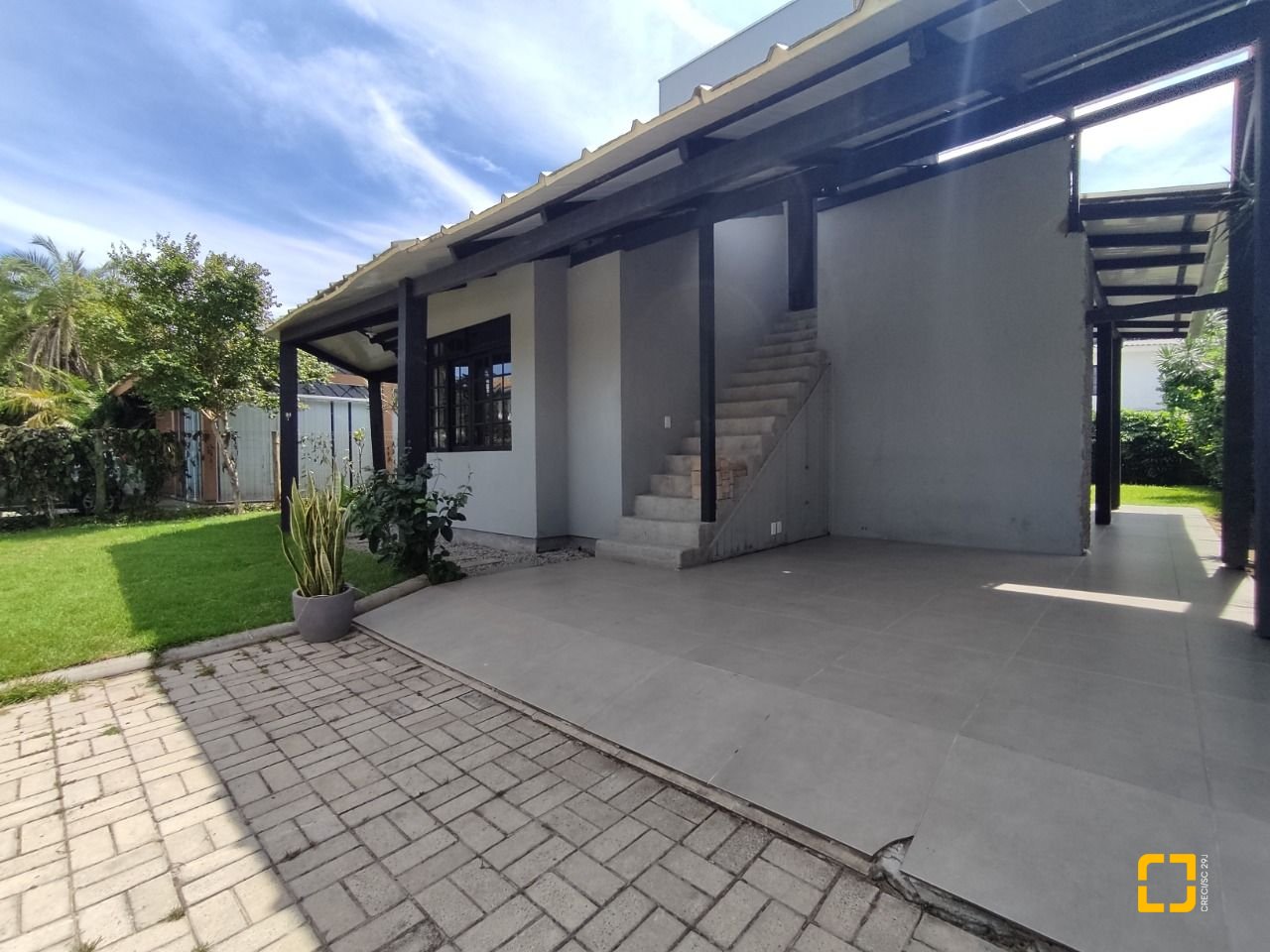 Casa com 257m², 7 quartos (sendo 2 suítes), 2 garagens, no bairro Cachoeira do Bom Jesus em Florianópolis