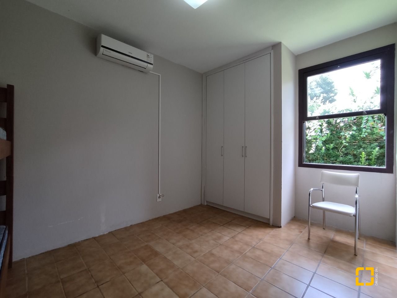 Casa com 257m², 7 quartos (sendo 2 suítes), 2 garagens, no bairro Cachoeira do Bom Jesus em Florianópolis