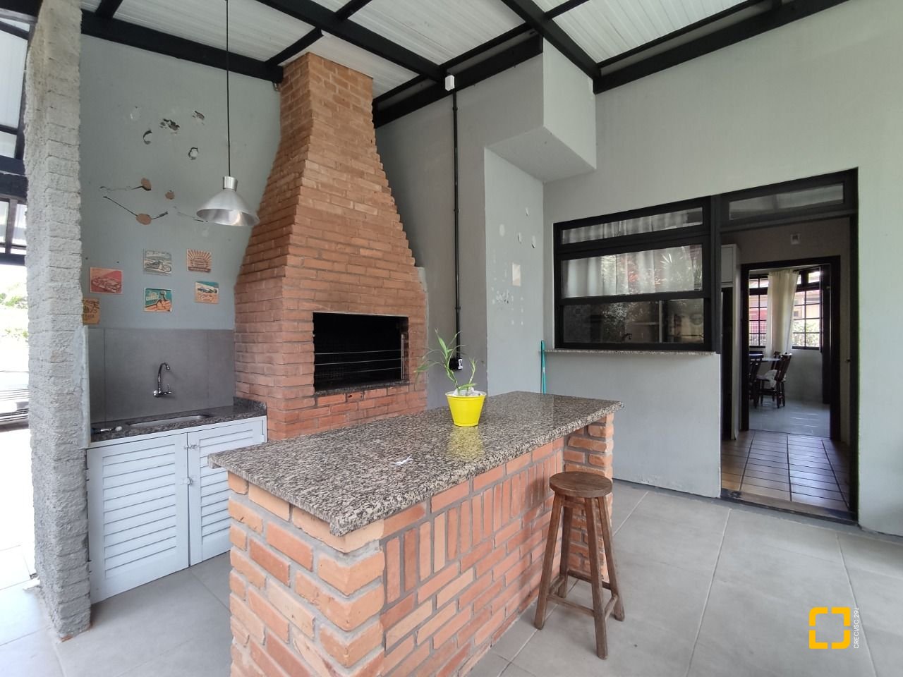 Casa com 257m², 7 quartos (sendo 2 suítes), 2 garagens, no bairro Cachoeira do Bom Jesus em Florianópolis