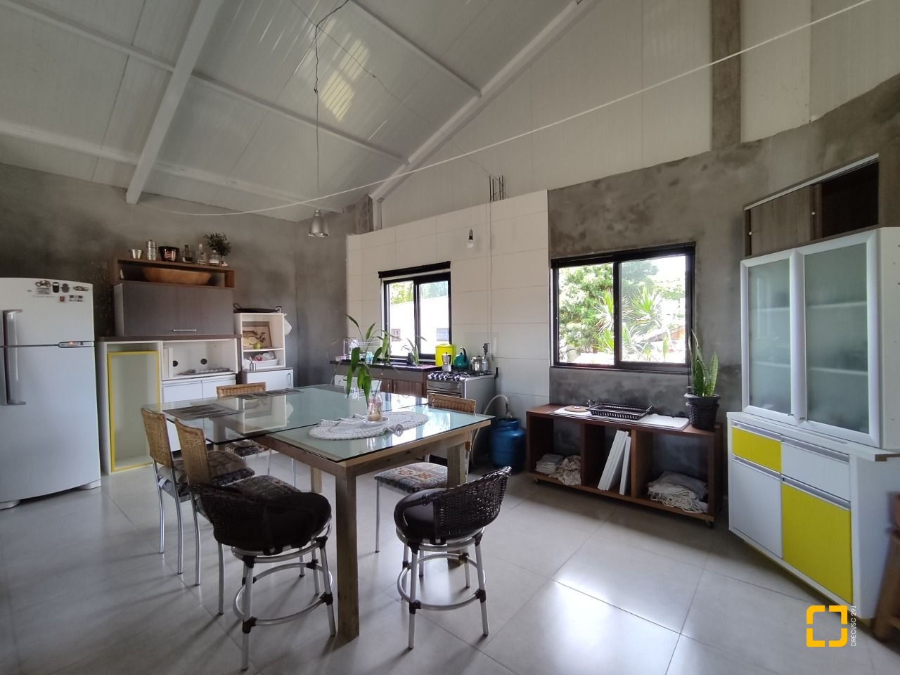 Casa com 257m², 7 quartos (sendo 2 suítes), 2 garagens, no bairro Cachoeira do Bom Jesus em Florianópolis
