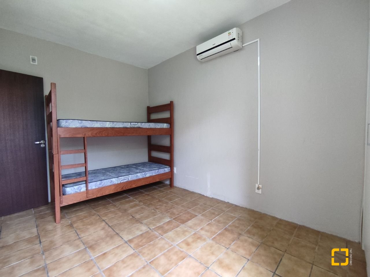 Casa com 257m², 7 quartos (sendo 2 suítes), 2 garagens, no bairro Cachoeira do Bom Jesus em Florianópolis
