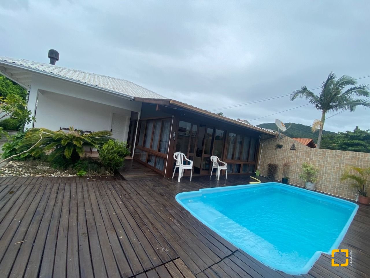 Casa com 250m², 5 quartos (sendo 1 suíte), 4 garagens, no bairro Ingleses em Florianópolis