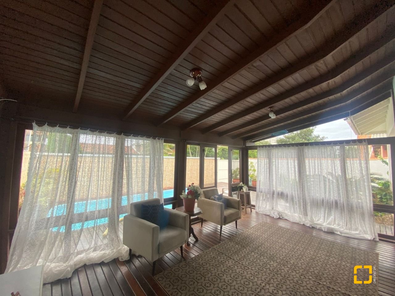 Casa com 250m², 5 quartos (sendo 1 suíte), 4 garagens, no bairro Ingleses em Florianópolis