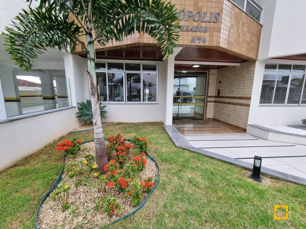 Apartamento com 100m², 4 quartos (sendo 1 suíte), 1 garagem, no bairro Capoeiras em Florianópolis
