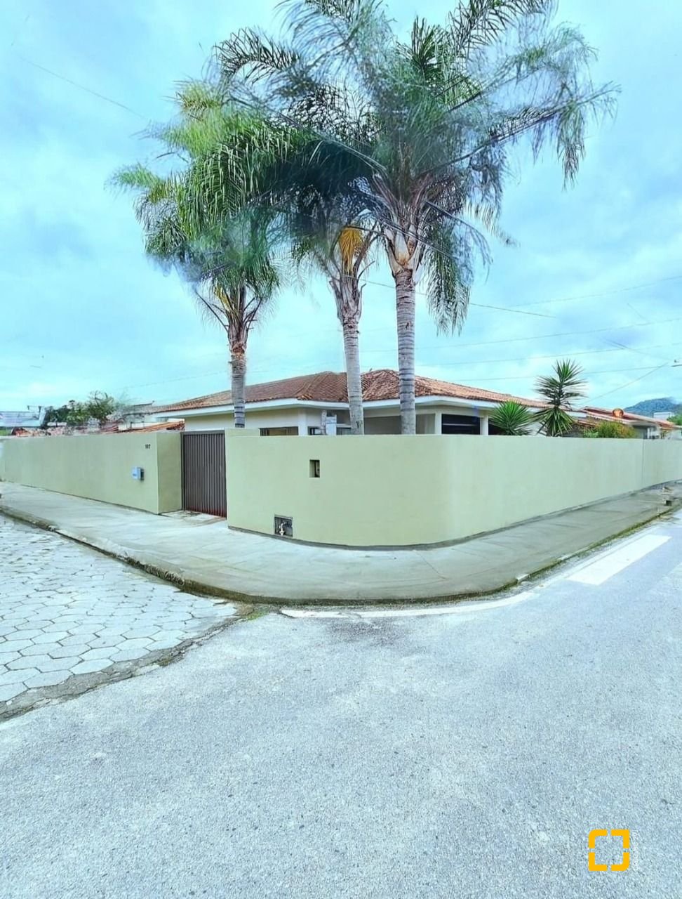 Casa com 112m², 2 quartos (sendo 1 suíte), 5 garagens, no bairro São Sebastião em Palhoça