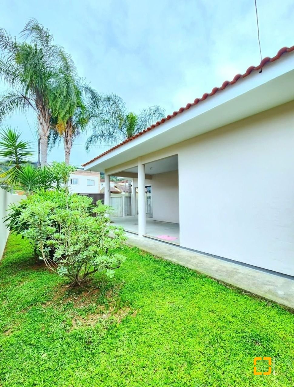 Casa com 112m², 2 quartos (sendo 1 suíte), 5 garagens, no bairro São Sebastião em Palhoça