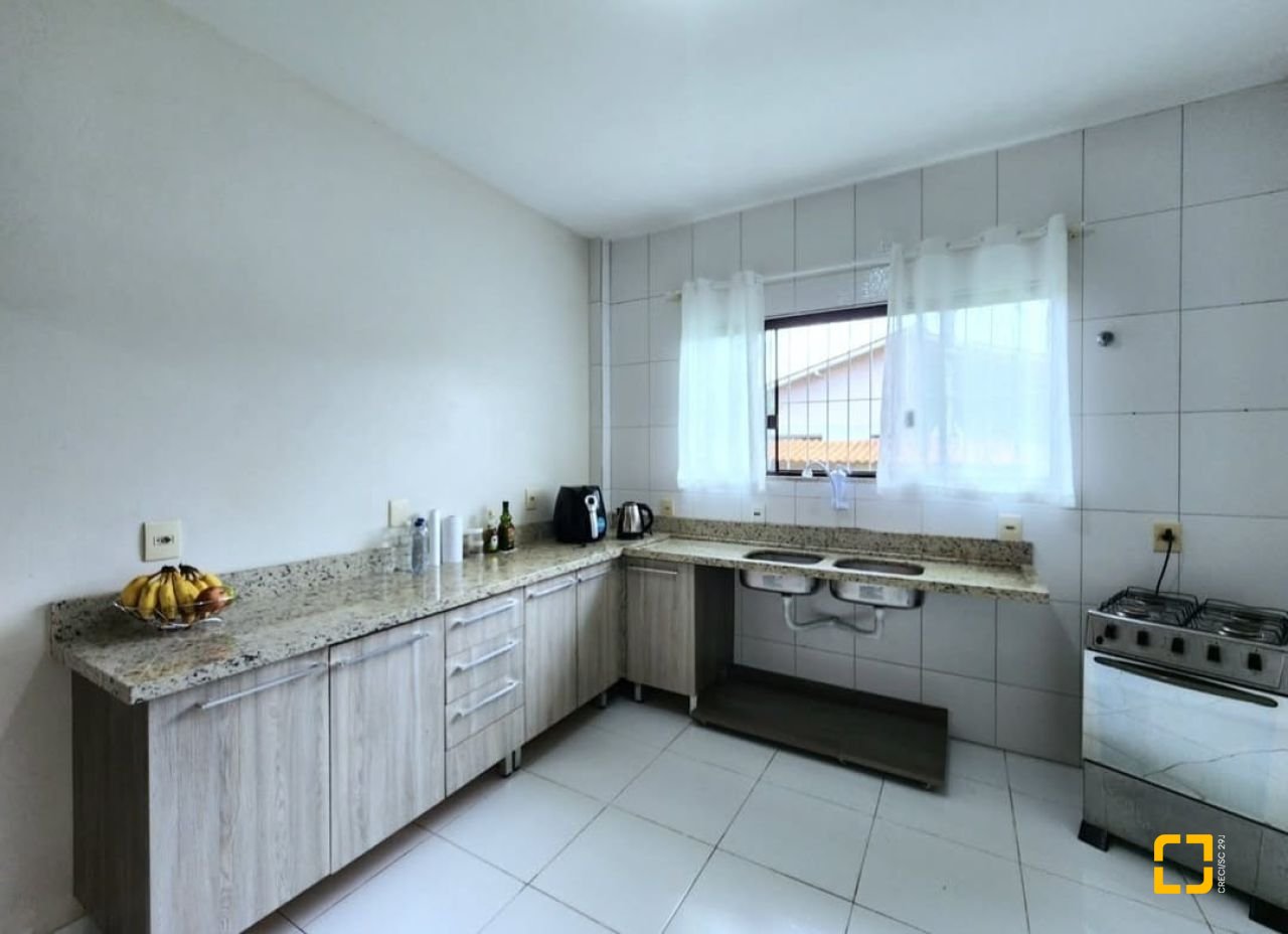 Casa com 112m², 2 quartos (sendo 1 suíte), 5 garagens, no bairro São Sebastião em Palhoça
