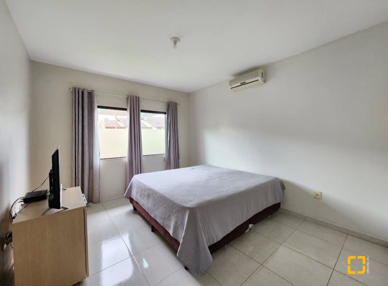 Casa com 112m², 2 quartos (sendo 1 suíte), 5 garagens, no bairro São Sebastião em Palhoça