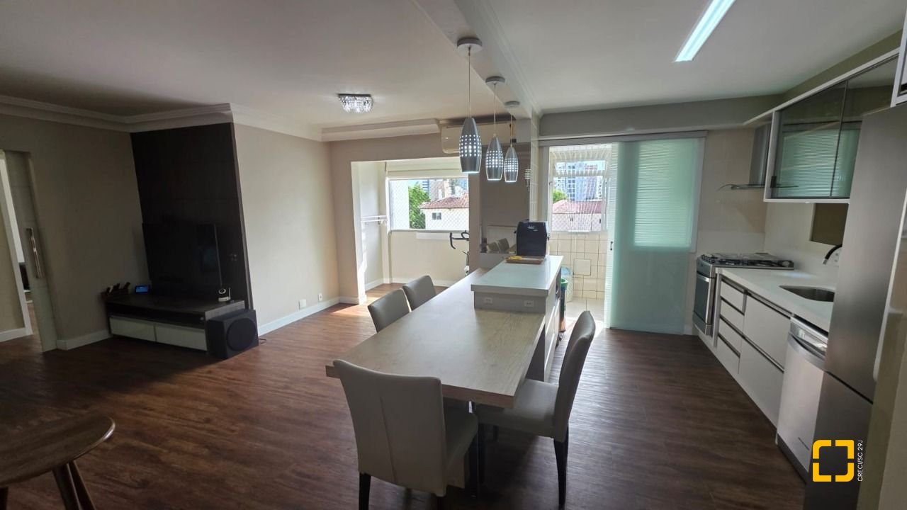 Apartamento com 89m², 4 quartos (sendo 1 suíte), 2 garagens, no bairro Centro em Florianópolis