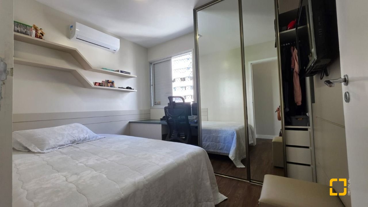 Apartamento com 89m², 4 quartos (sendo 1 suíte), 2 garagens, no bairro Centro em Florianópolis