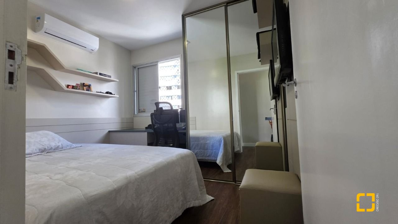 Apartamento com 89m², 4 quartos (sendo 1 suíte), 2 garagens, no bairro Centro em Florianópolis