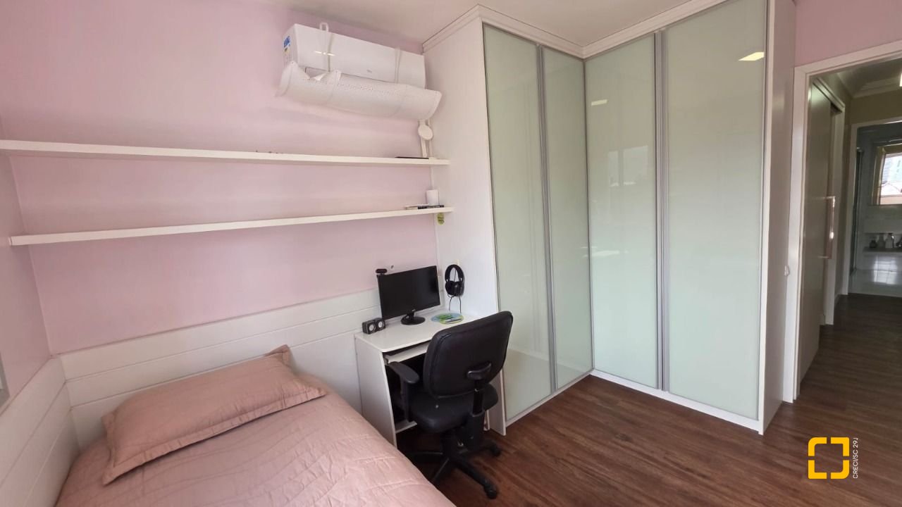 Apartamento com 89m², 4 quartos (sendo 1 suíte), 2 garagens, no bairro Centro em Florianópolis