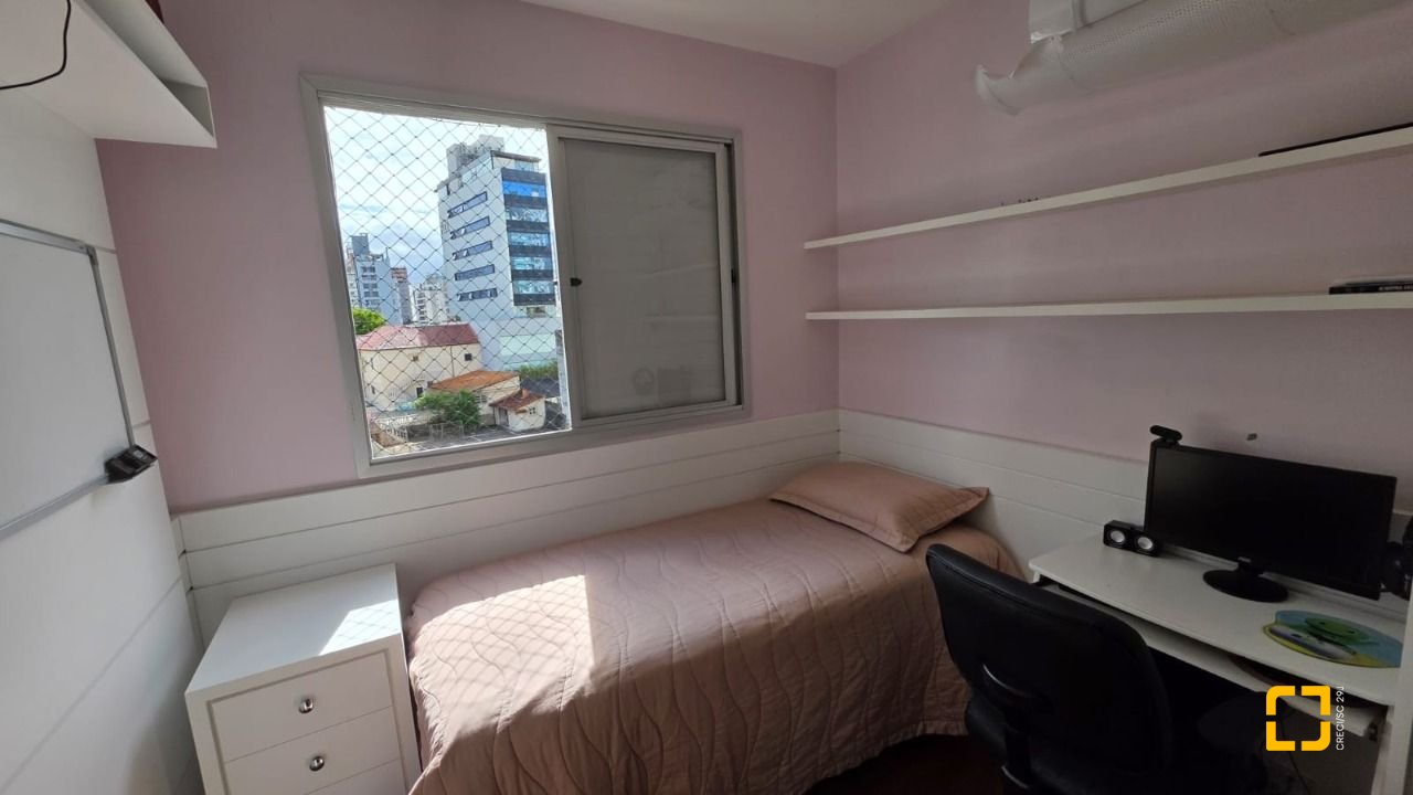 Apartamento com 89m², 4 quartos (sendo 1 suíte), 2 garagens, no bairro Centro em Florianópolis