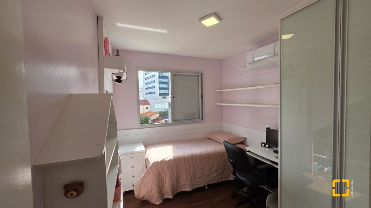 Apartamento com 89m², 4 quartos (sendo 1 suíte), 2 garagens, no bairro Centro em Florianópolis