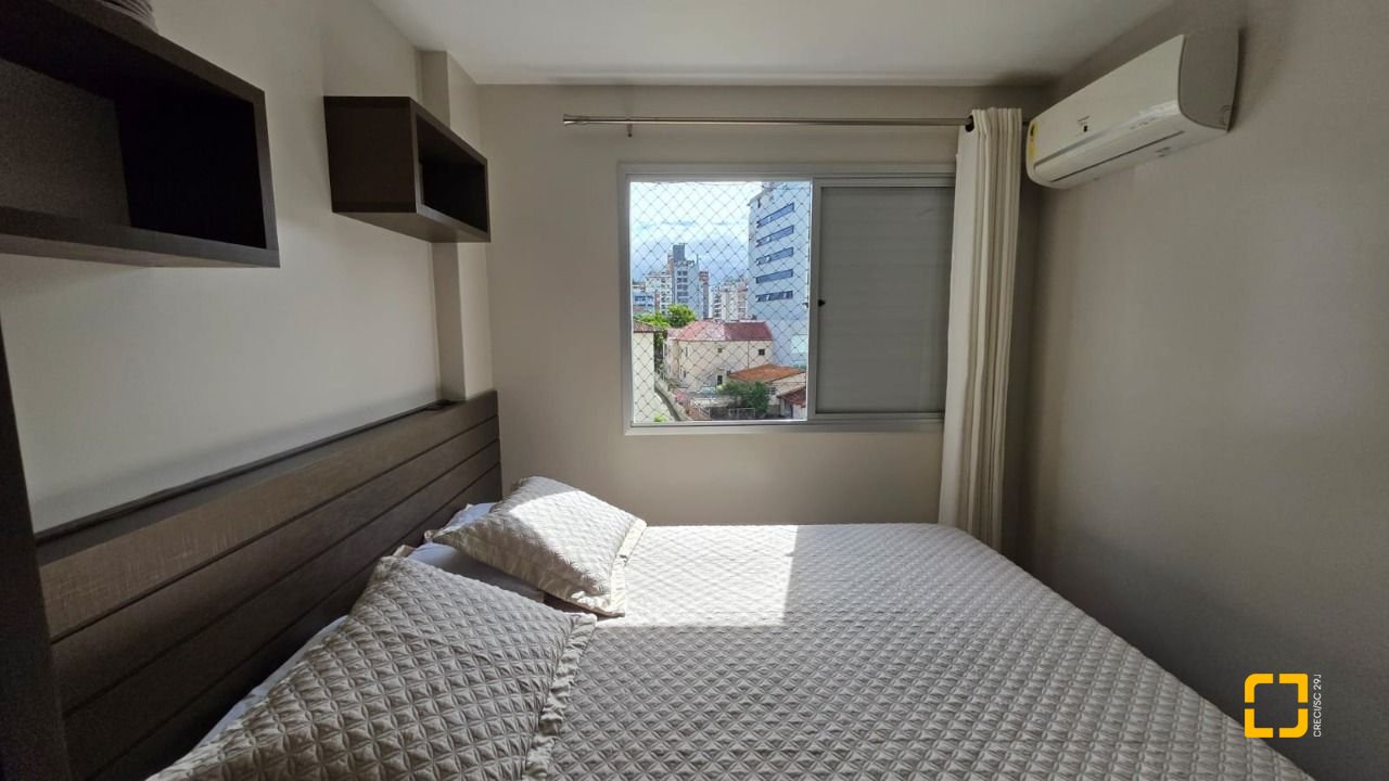 Apartamento com 89m², 4 quartos (sendo 1 suíte), 2 garagens, no bairro Centro em Florianópolis