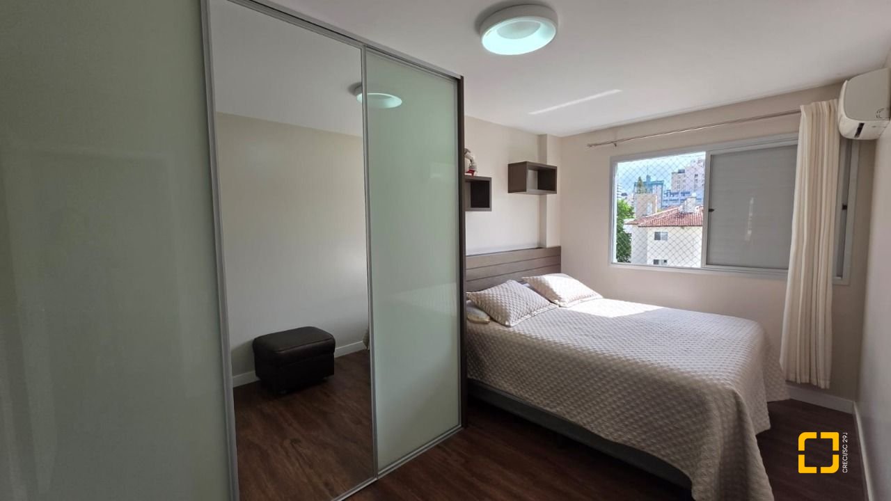 Apartamento com 89m², 4 quartos (sendo 1 suíte), 2 garagens, no bairro Centro em Florianópolis