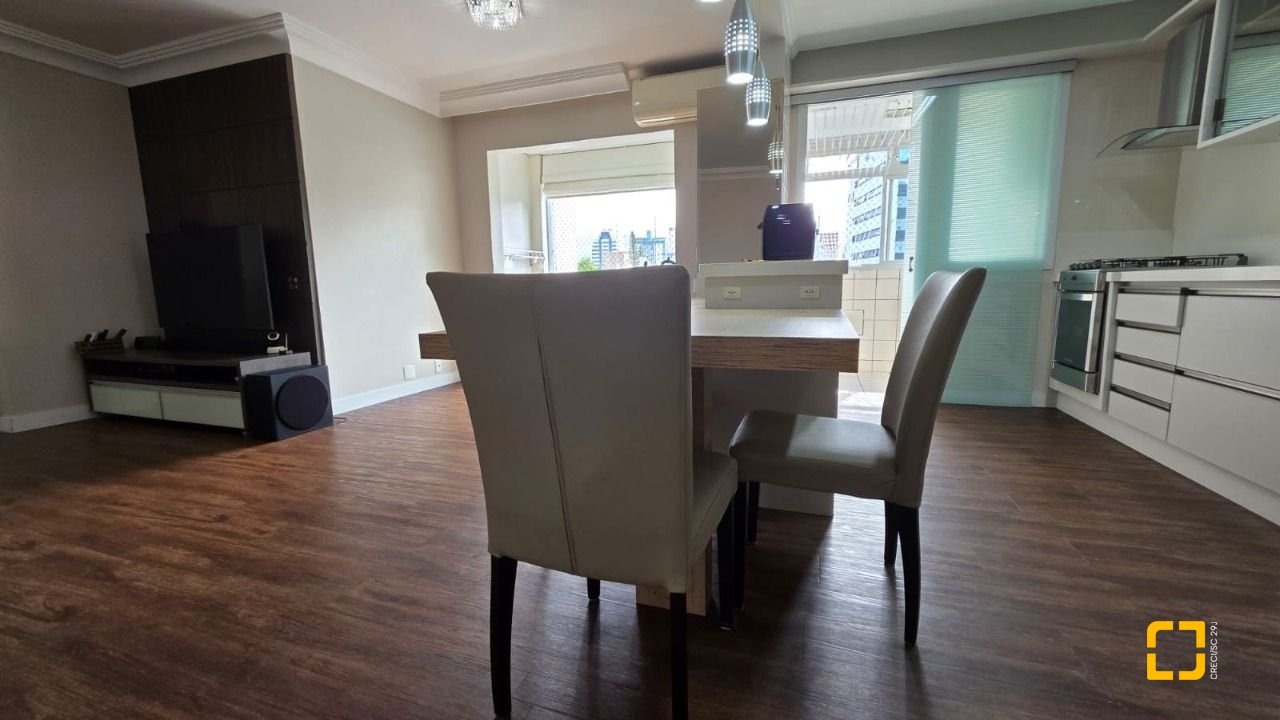 Apartamento com 89m², 4 quartos (sendo 1 suíte), 2 garagens, no bairro Centro em Florianópolis
