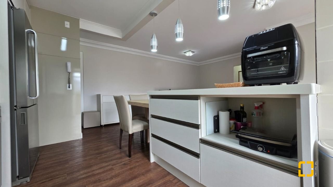 Apartamento com 89m², 4 quartos (sendo 1 suíte), 2 garagens, no bairro Centro em Florianópolis