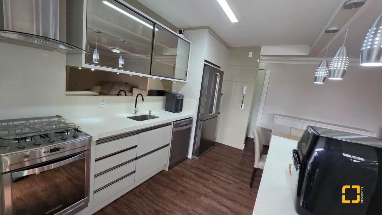 Apartamento com 89m², 4 quartos (sendo 1 suíte), 2 garagens, no bairro Centro em Florianópolis