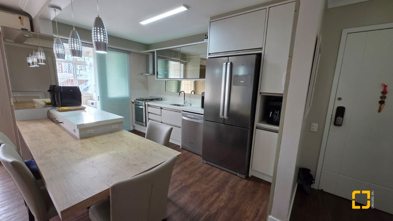 Apartamento com 89m², 4 quartos (sendo 1 suíte), 2 garagens, no bairro Centro em Florianópolis