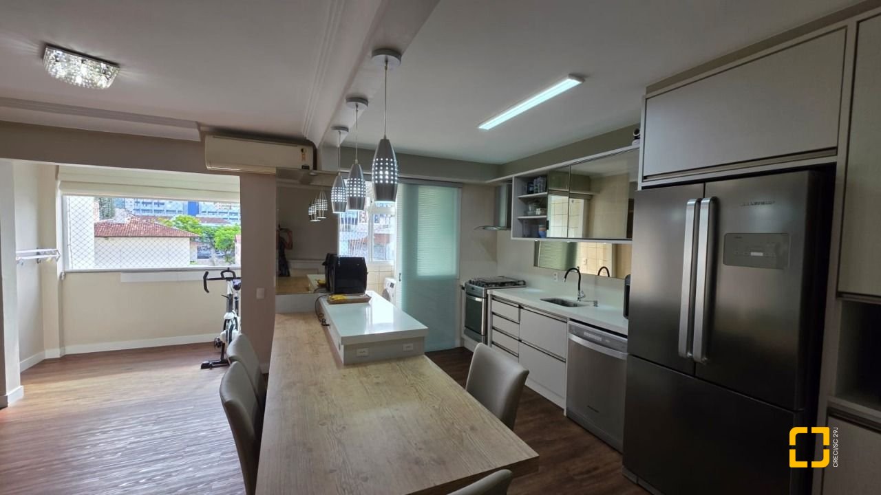 Apartamento com 89m², 4 quartos (sendo 1 suíte), 2 garagens, no bairro Centro em Florianópolis