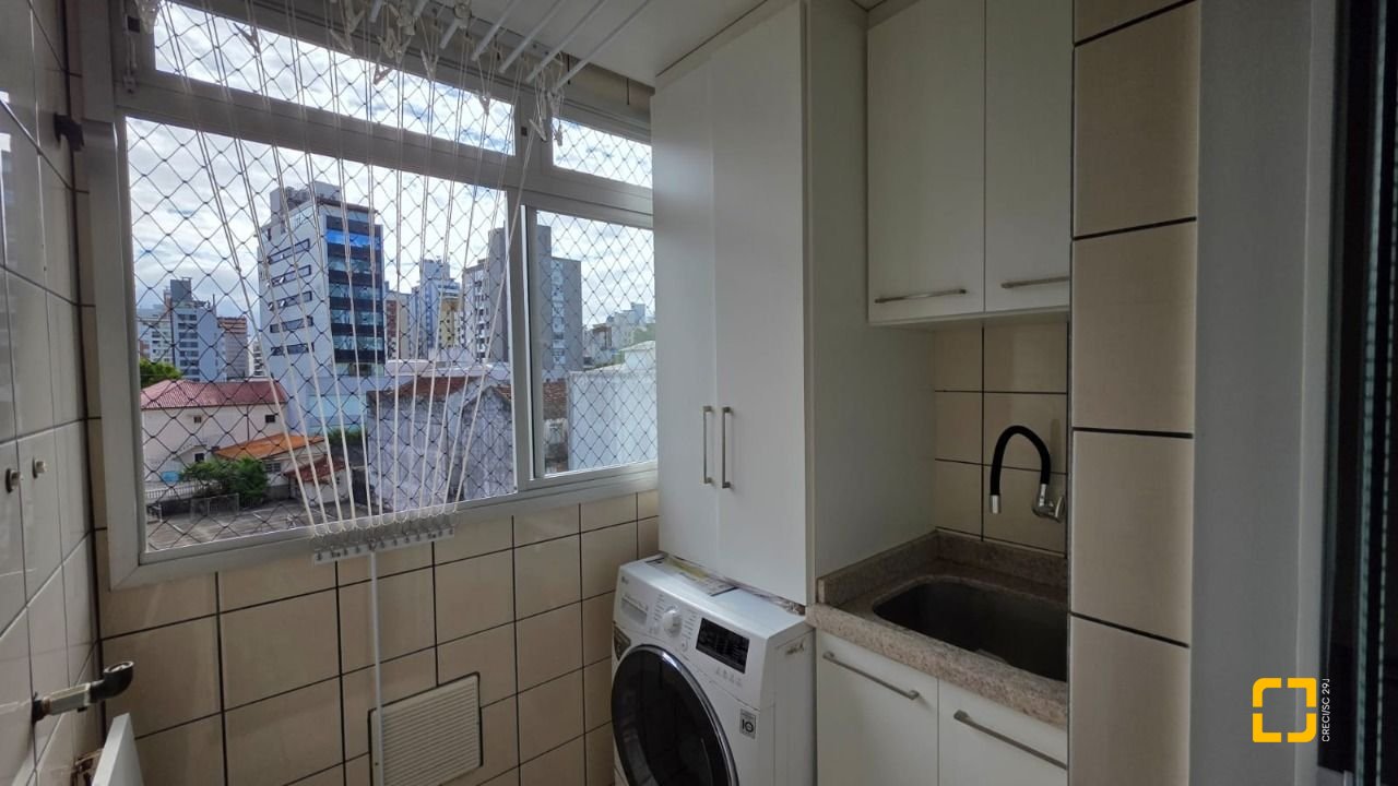 Apartamento com 89m², 4 quartos (sendo 1 suíte), 2 garagens, no bairro Centro em Florianópolis