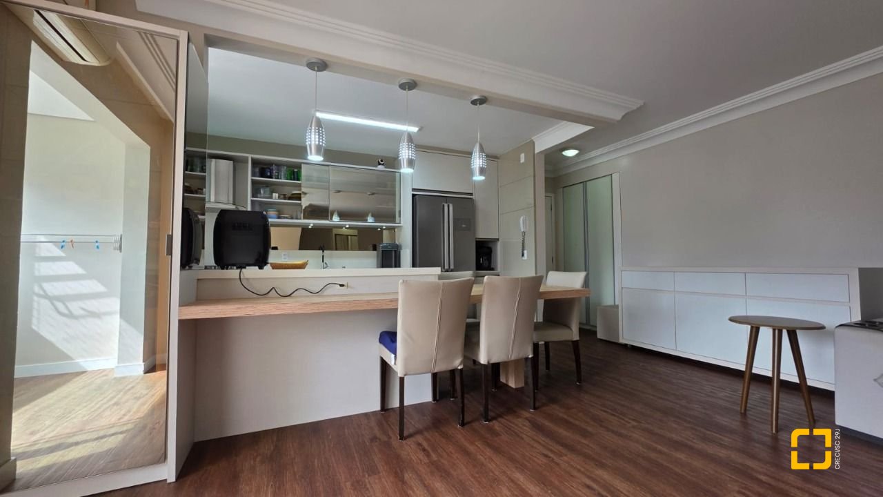 Apartamento com 89m², 4 quartos (sendo 1 suíte), 2 garagens, no bairro Centro em Florianópolis