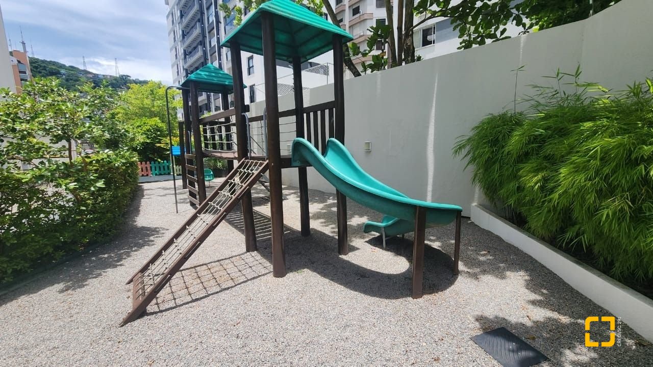 Apartamento com 89m², 4 quartos (sendo 1 suíte), 2 garagens, no bairro Centro em Florianópolis