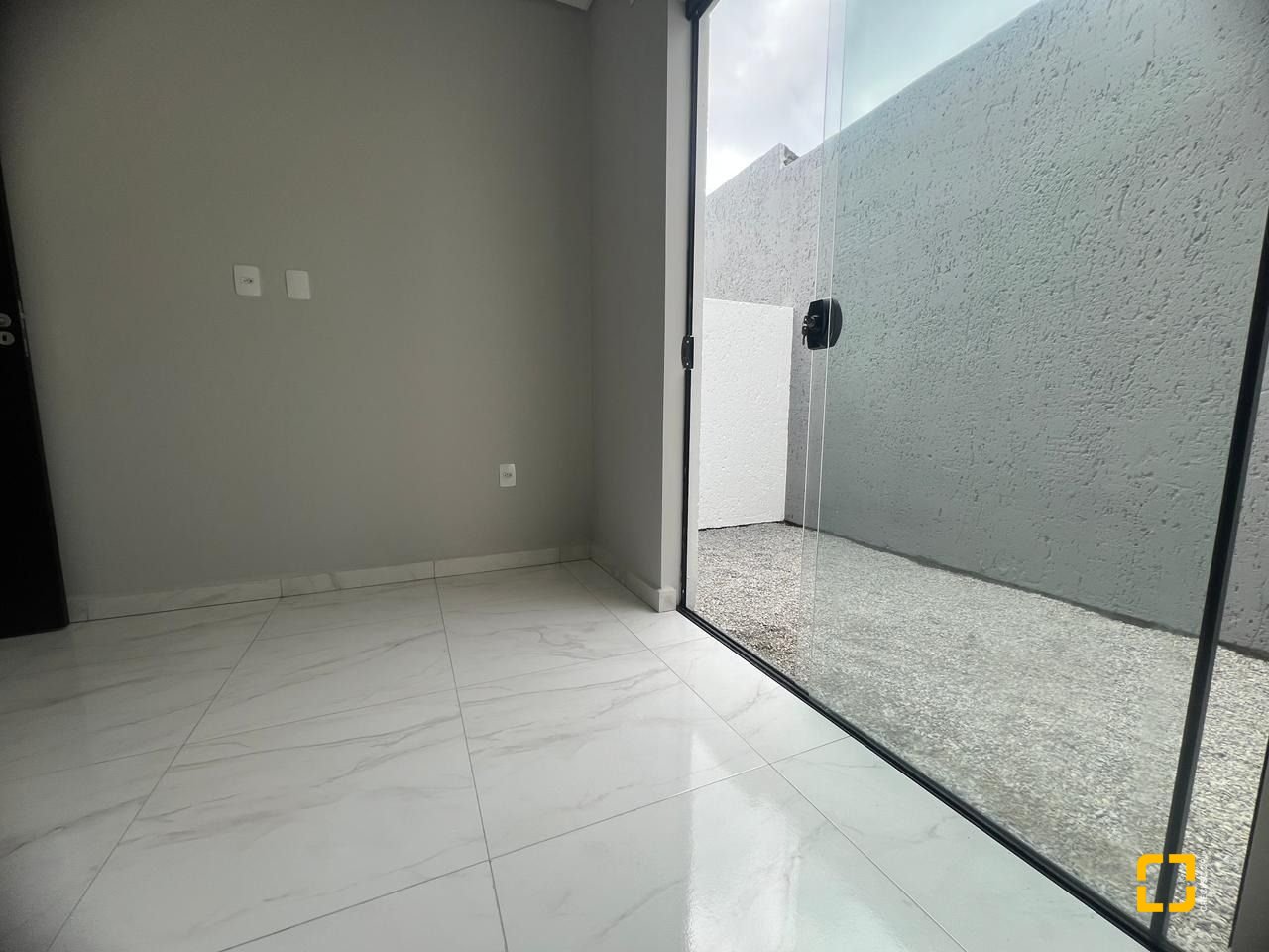 Casa com 68m², 2 quartos (sendo 1 suíte), 1 garagem, no bairro Morro da Pedras em Florianópolis
