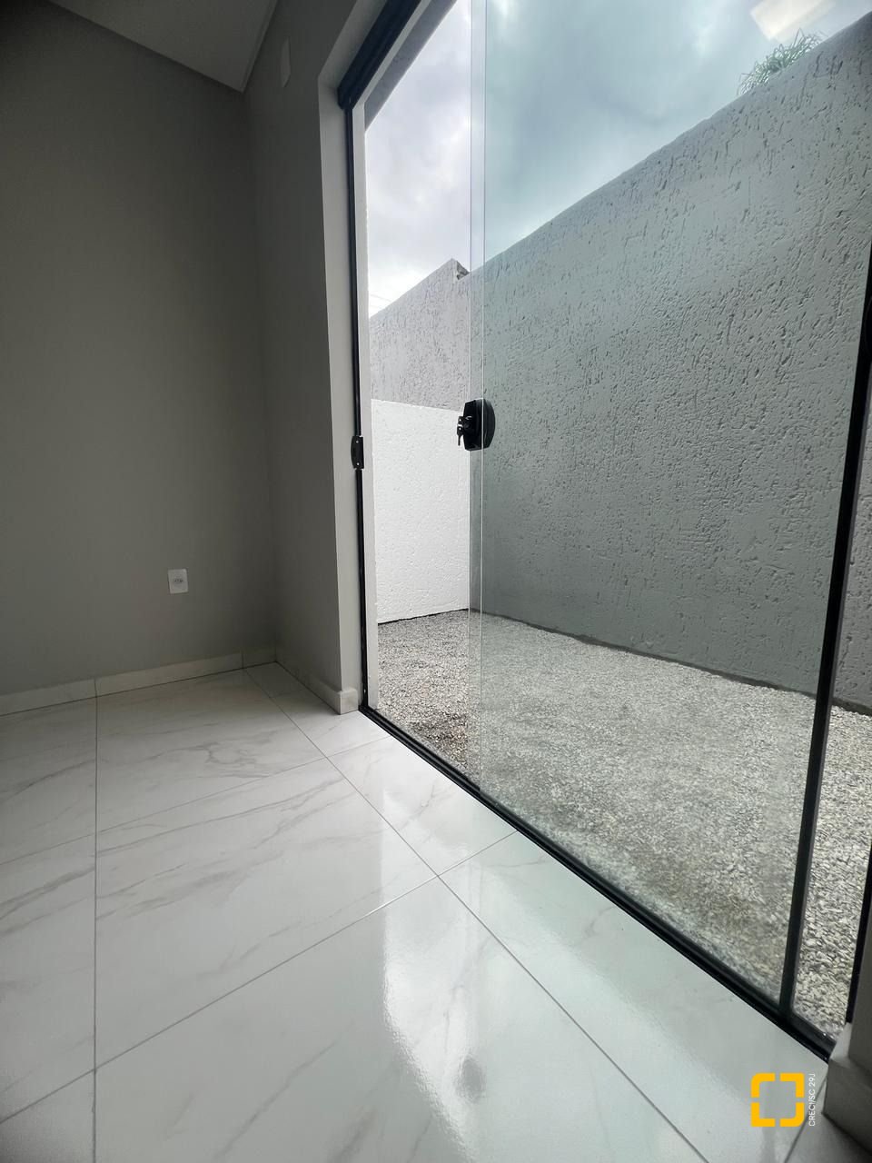 Casa com 68m², 2 quartos (sendo 1 suíte), 1 garagem, no bairro Morro da Pedras em Florianópolis