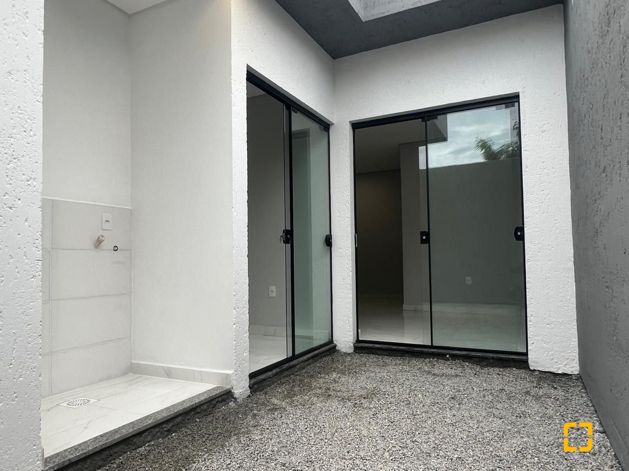 Casa com 68m², 2 quartos (sendo 1 suíte), 1 garagem, no bairro Morro da Pedras em Florianópolis