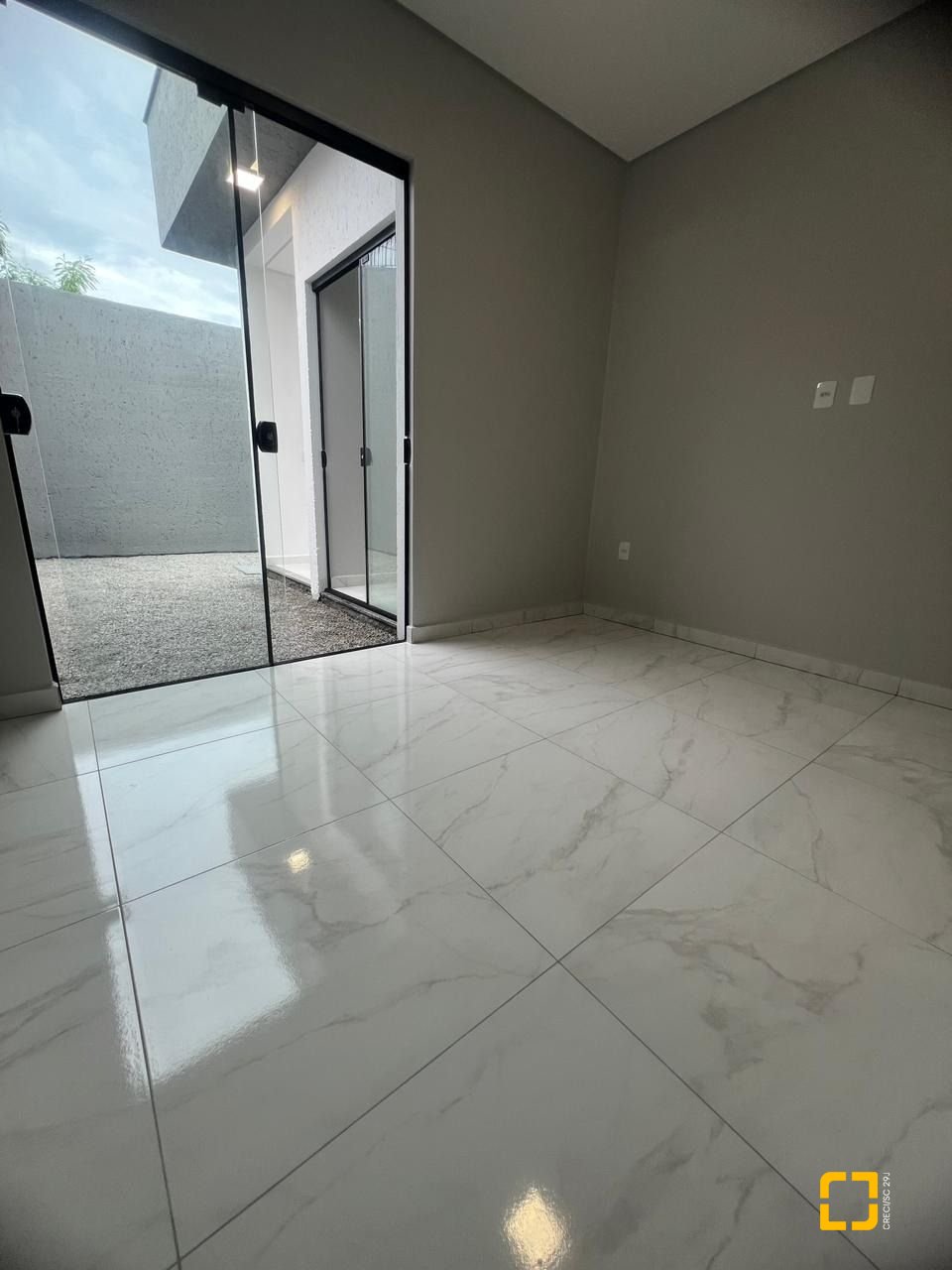 Casa com 68m², 2 quartos (sendo 1 suíte), 1 garagem, no bairro Morro da Pedras em Florianópolis