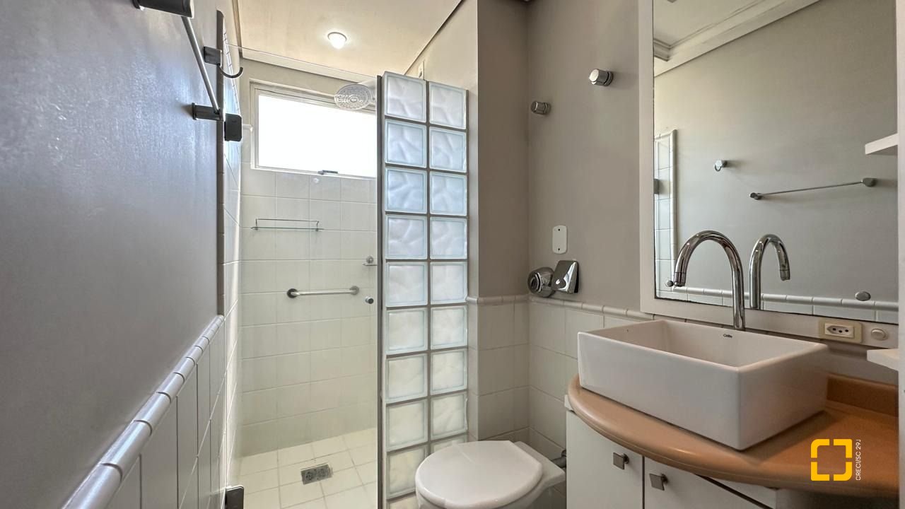 Apartamento com 74m², 3 quartos (sendo 1 suíte), 1 garagem, no bairro Coqueiros em Florianópolis