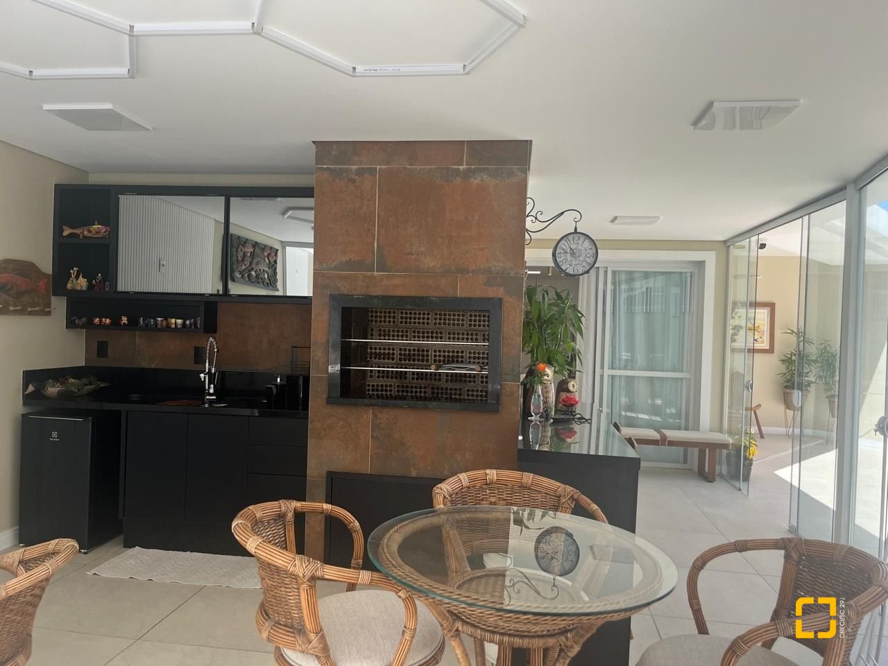 Casa com 300m², 3 quartos (sendo 1 suíte), 5 garagens, no bairro Bom Abrigo em Florianópolis