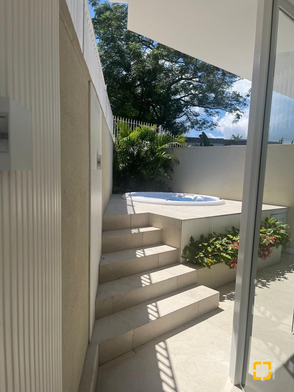 Casa com 300m², 3 quartos (sendo 1 suíte), 5 garagens, no bairro Bom Abrigo em Florianópolis